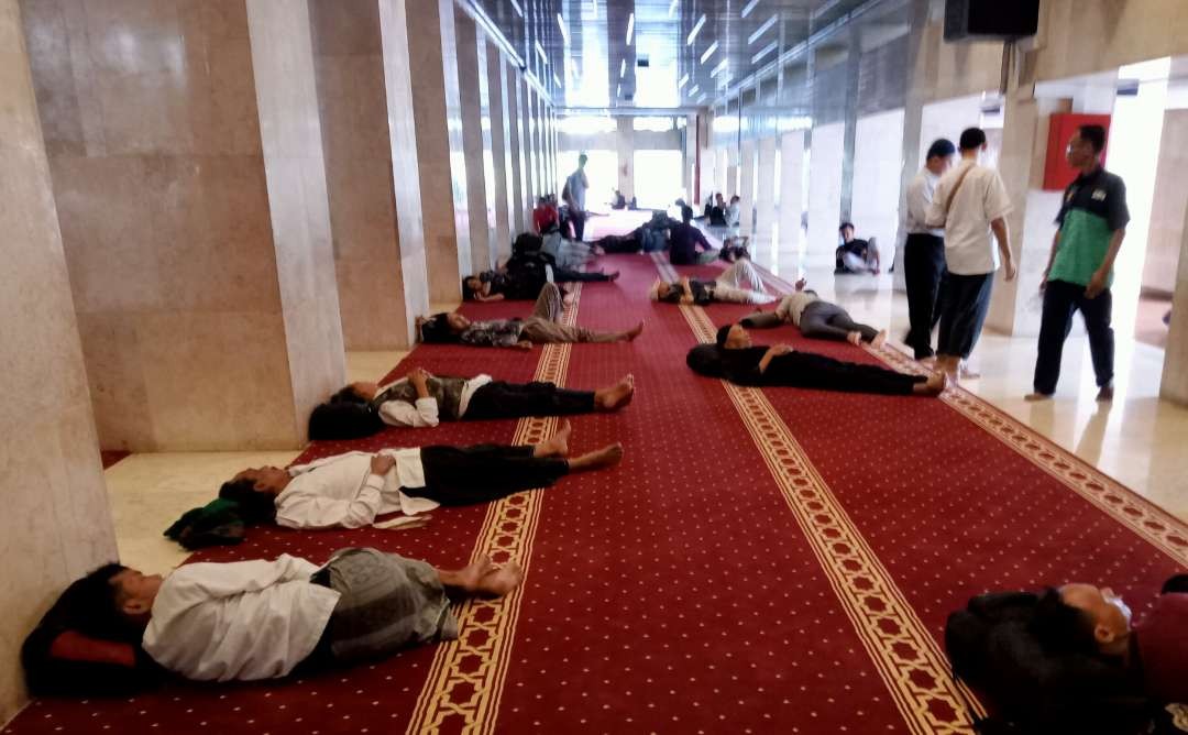 Tidur di Masjid Istiqlal Jakarta sambil menunggu waktu berbuka. (Foto: Asmanu Sudarso/ngopibareng.id)