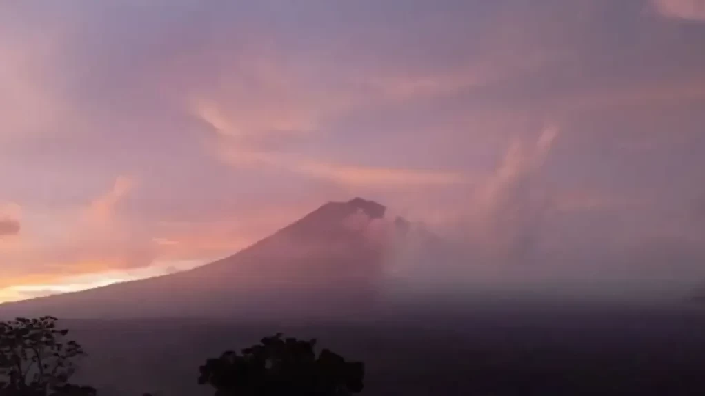 Gunung Semeru yang berada di perbatasan Kabupaten Lumajang dan Malang, Jawa Timur kembali erupsi dengan durasi waktu tercatat selama 127 detik. (Foto: Ant)