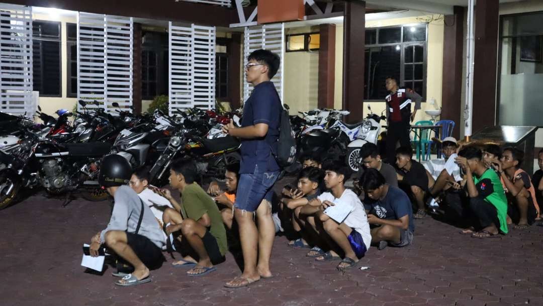 Puluhan pemuda dan motornya yang terlibat balap liar diamankan di Mapolres Probolinggo Kota. (Foto: Humas Polres)