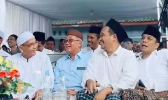 KH Ahmad Bahauddin Nursalim (Gus Baha) bersama kiai pesantren termasuk Gus Kautsar Ploso, Mojo Kediri. (Foto:adi/ngopibareng.id)