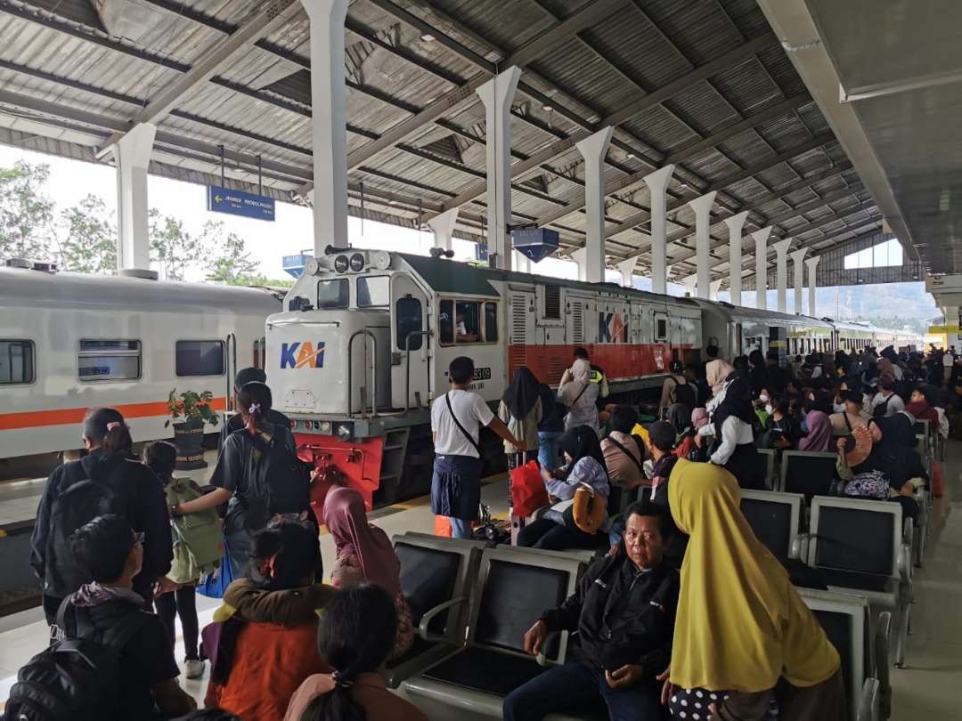 Para penumpang kereta api memadati stasiun (foto: istimewa)