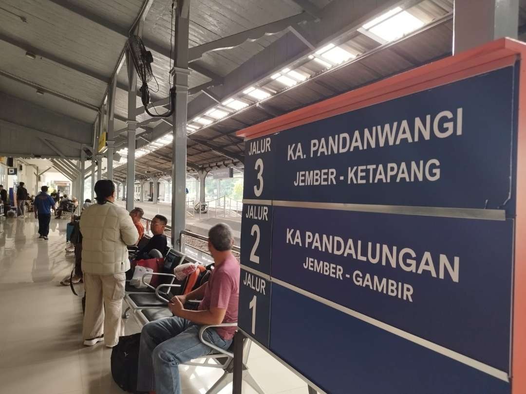 Sejumlah penumpang yang menunggu kedatangan kereta api di Stasiun Jember, Jawa Timur. (Foto: Dokumentasi PT KAI Daop 9 Jember)