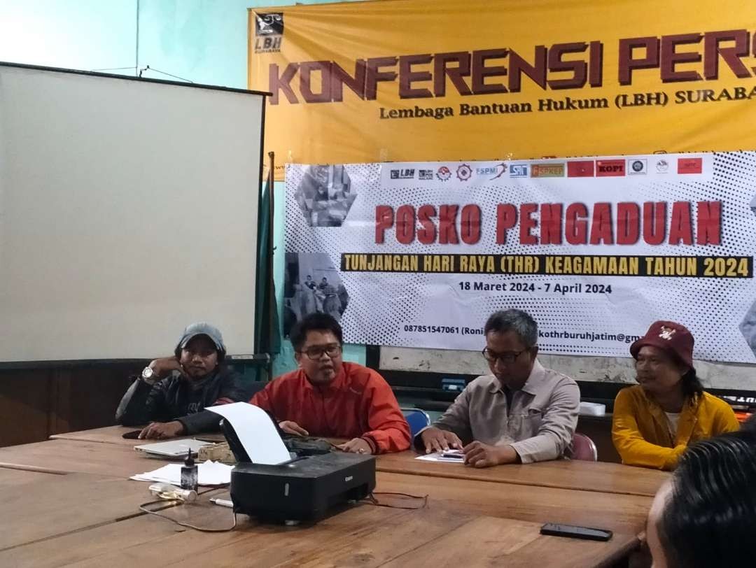 YLBHI LBH Surabaya bersama berbagai serikat pekerja se-Jawa Timur, saat peluncuran Posko Pengaduan THR 2024, di Kantor LBH Surabaya, Senin 18 Maret 2024. (Foto: Julianus Palermo/Ngopibareng.id)