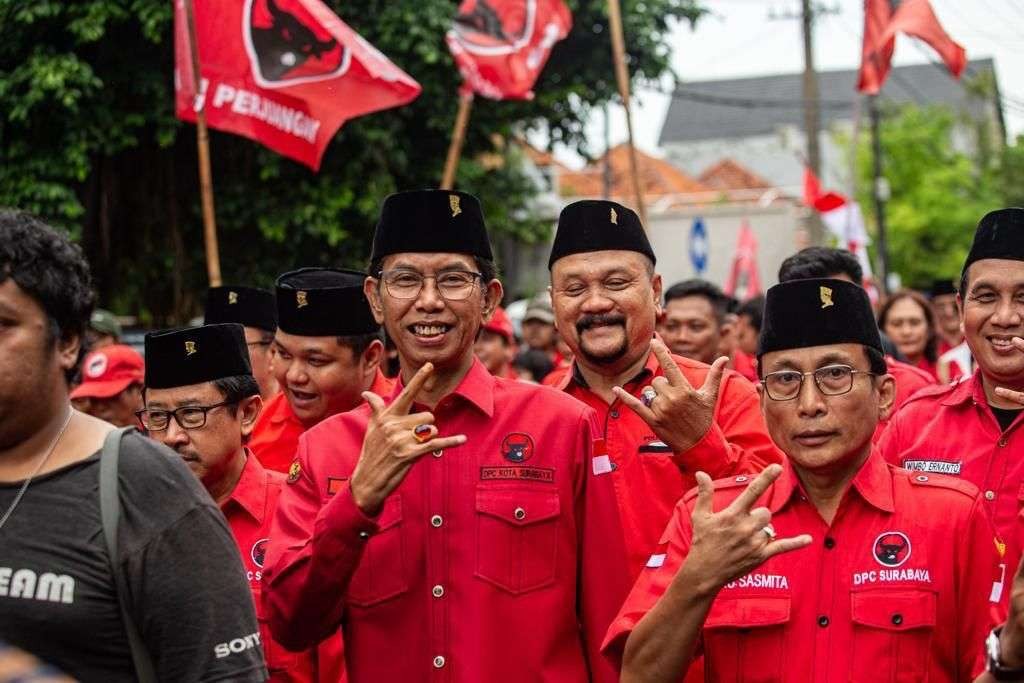 Ketua DPC PDIP Kota Surabaya, Adi Sutarwijono bersama para kader banteng Surabaya. (Foto: PDIP Suarabaya)