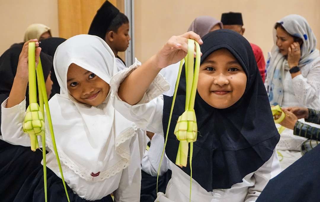 Anak-anak di Sidoarjo diajari cara bikin ketupat sambil ngabuburit. (Foto: Aini Arifin/Ngopibareng.id)