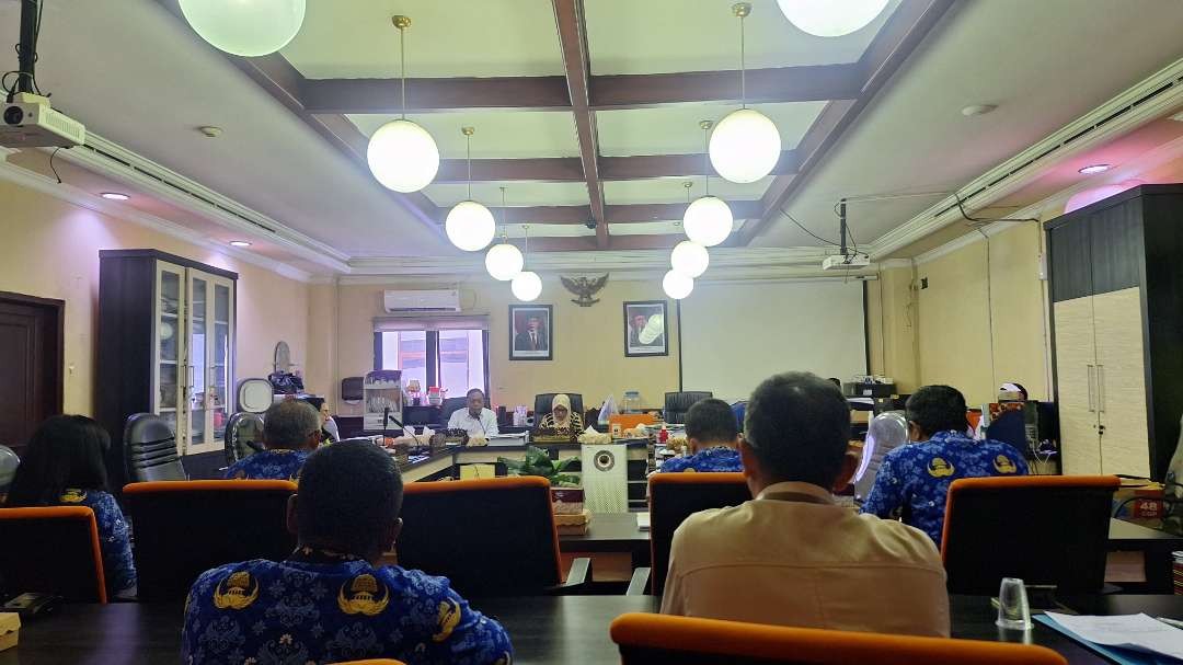 Suasana rapat dengar pendapat Komisi B DPRD Kota Surabaya dengan dinas terkait, mengenai penertiban pedagang di pasar tumpah Kutisari Selatan V. (Foto: Julianus Palermo/Ngopibareng.id)
