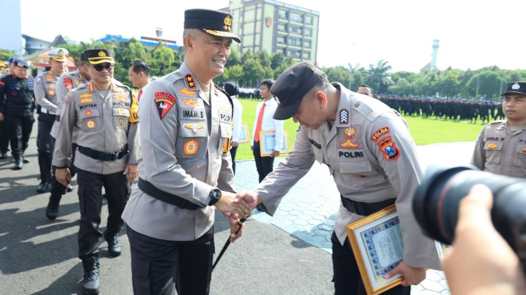 Kapolda Jatim, Irjen Pol Imam Sugianto saat memberikan penghargaan kepada anggota di Mapolda Jatim, Surabaya, Senin 18 Maret 2024. (Foto: Istimewa)