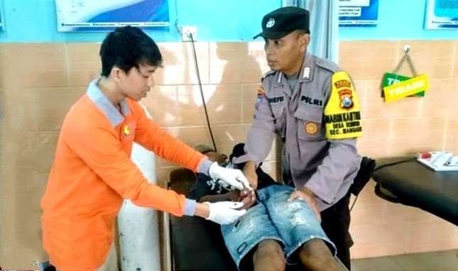 Remaja di Situbondo luka bakar telapak tangan kirinya akibat ledakan petasan buatannya sendiri dirawat di Puskesmas Mangaran.(Foto: Dok. Polsek Mangaran Situbondo)