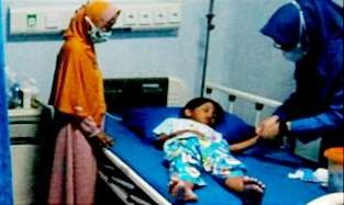 Petugas medis memeriksa pasien anak terserang DBD di RSAR Situbondo. (Foto: Guido Saphan/Ngopibareng.id)