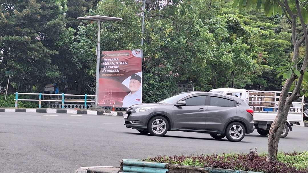 Salah satu baliho yang menampilkan Walikota Surabaya petahana, Eri Cahyadi, yang terdapat di persimpangan Jalan Prof. Dr. Moestopo, Gubeng, Surabaya. (Foto: Julianus Palermo/Ngopibareng.id)