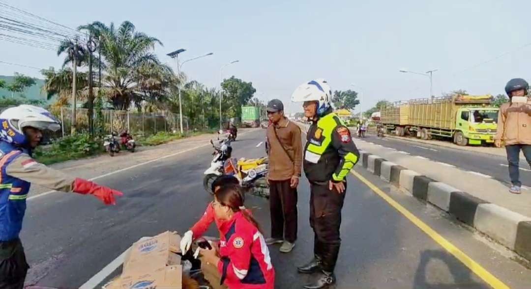 Mayat korban dievakuasi ke RSUD dr Wahidin Sudiro Husodo, Kota Mojokerto, Jawa Timur. (Foto Deni Lukmantara/Ngopibareng.id)