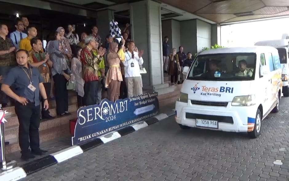 Peluncuran mobil kas keliling di Kantor BI Jember, Jawa Timur. (Foto: Rusdi/Ngopibareng.id)