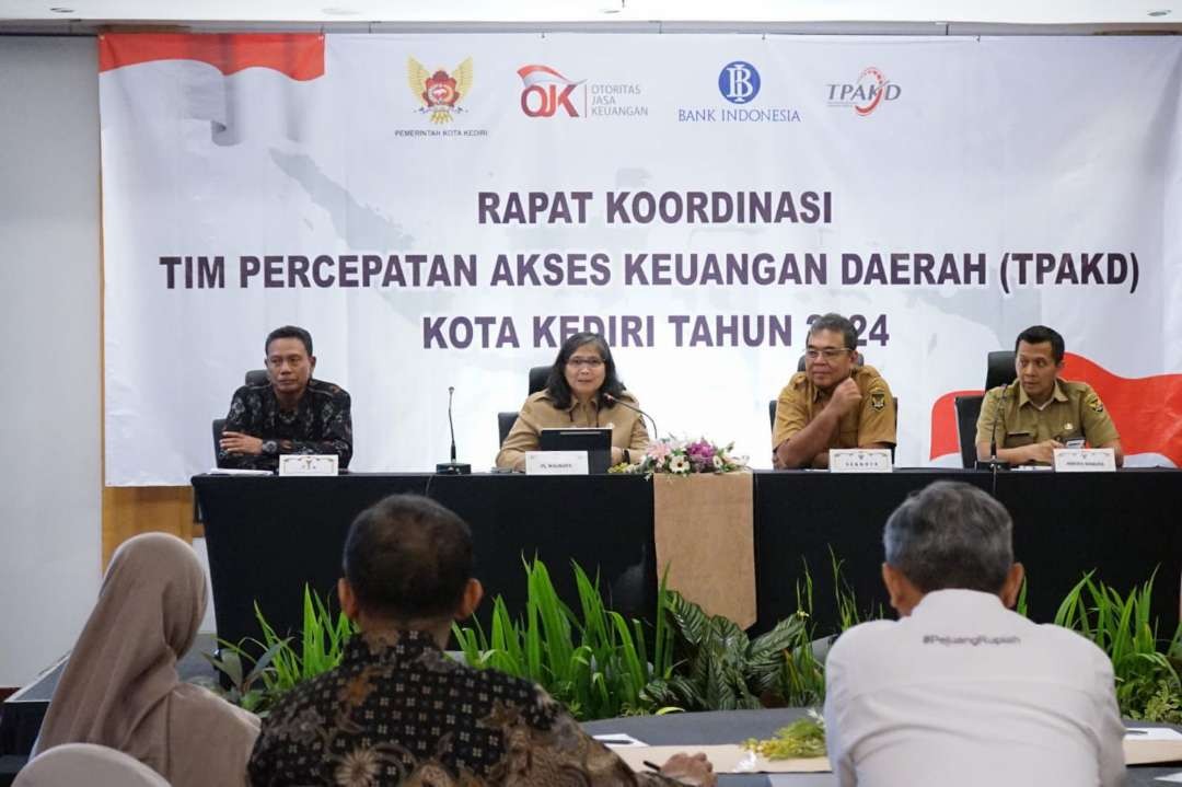 Pj Walikota Zanariah memimpin rapat koordinasi Tim Percepatan Akses Keuangan Daerah (TPAKD) Kota Kediri. (Foto: Istimewa)