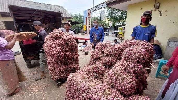 Pedagang sedang menjemur bawang merah di Pasar Bawang Merah Dringu, Kabupaten Probolinggo. (Foto: Ikhsan Mahmudi/Ngopibareng.id)