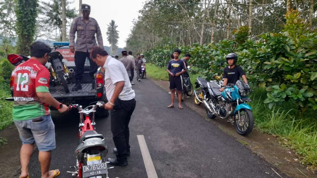 Petugas mengamankan sepeda motor yang tidak standar (Foto: istimewa)