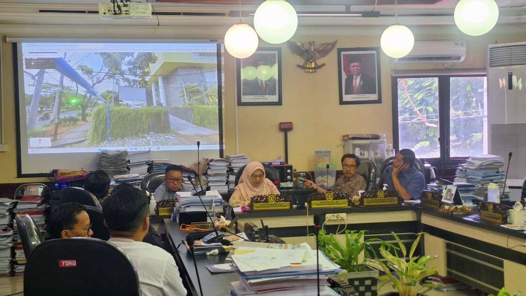 Anggota Komisi C DPRD Kota Surabaya saat membahas mengenai persil bangunan hotel di Jalan Ir. H. Soekarno, Kalijudan, yang tidak sesuai dengan IMB-nya. (Foto: Julianus Palermo/Ngopibareng.id)