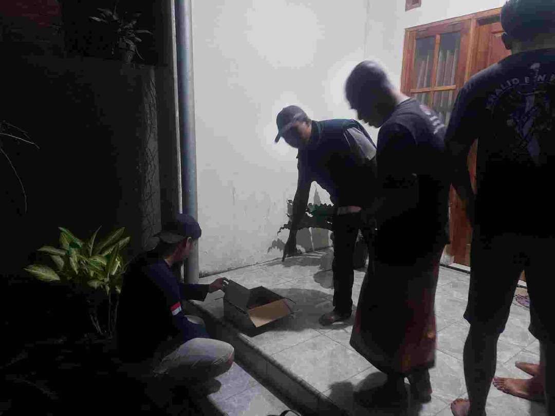 Polisi masih menyelidiki motif dan ayah dari bayi yang ditemukan di teras rumah warga Dusun Templek, Desa Gadungan, Kecamatan Puncu, Kediri. (Foto: Dok Polres Kediri)
