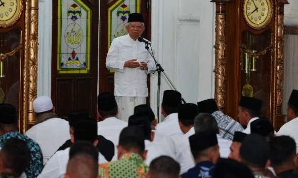 Mengawali kunjungan kerja di Sulawesi Tenggara Wapres KH Ma'ruf Amin salat tarawih di Masjid Al Kautsar ( Foto: Setwapres)