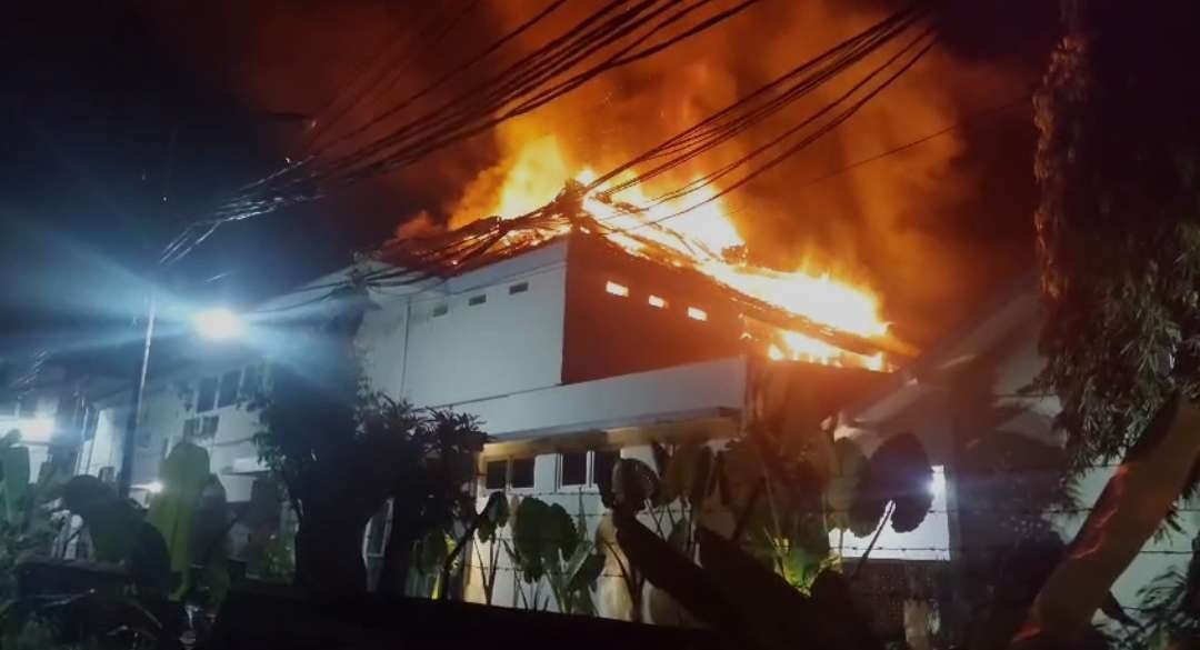 Gedung lantai 2 RS Gatoel Mojokerto terbakar.(Foto Deni Lukmantara/Ngopibareng)