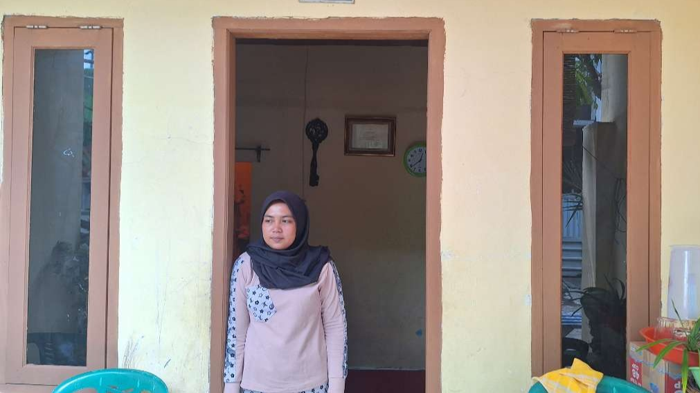 Istri terduga korban pembunuhan M. Hardoyo, Nurul Faridah, saat ditemui di rumah duka, Jalan Medokan Semampir Blok C, Sukolilo, Surabaya. (Foto: Julianus Palermo/Ngopibareng.id)