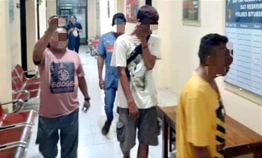 Warga kedapatan bermain judi capsa usai salat tarawih ditangkap di Polres Situbondo. (Foto:Dok.Humas Polres Situbondo)
