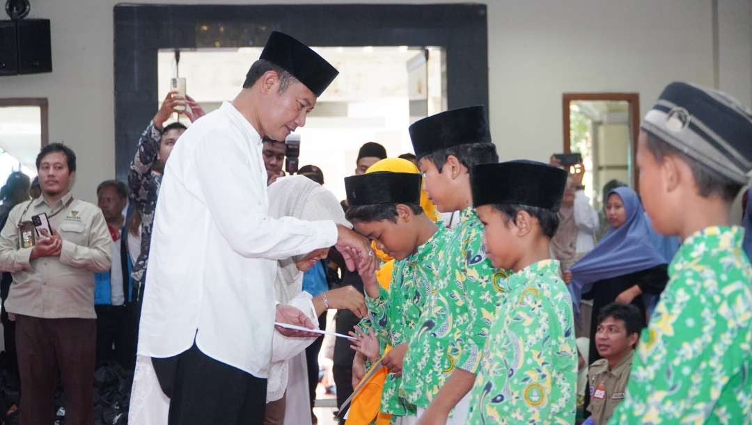 Bupati Lamongan, Yuhronur Efendi menyerahkan bantuan kepada anak yatim. (Foto: Istimewa)