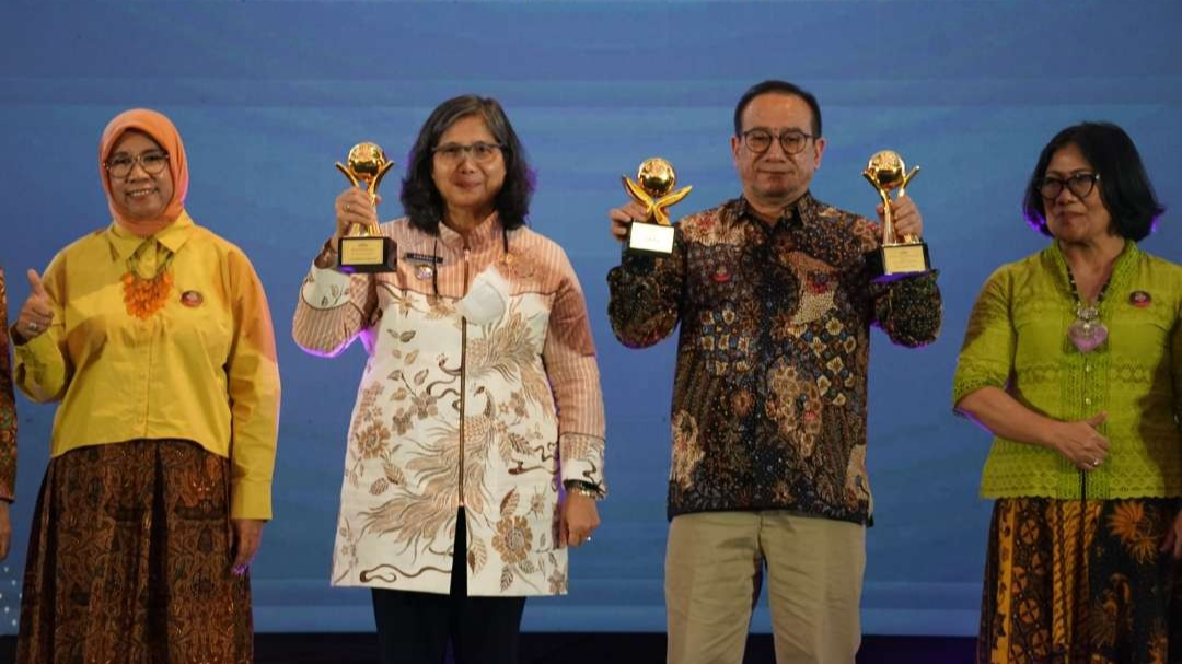 Pj Walikota Kediri saat mendapatkan penghargaan Top  BUMD Award 2024 Bintang 4 (Istimewa)