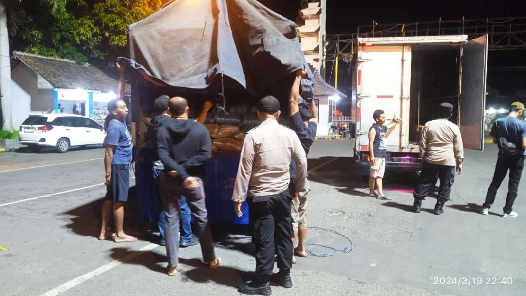 Petugas melakukan pemeriksaan truk yang membawa arak Bali (foto: istimewa)