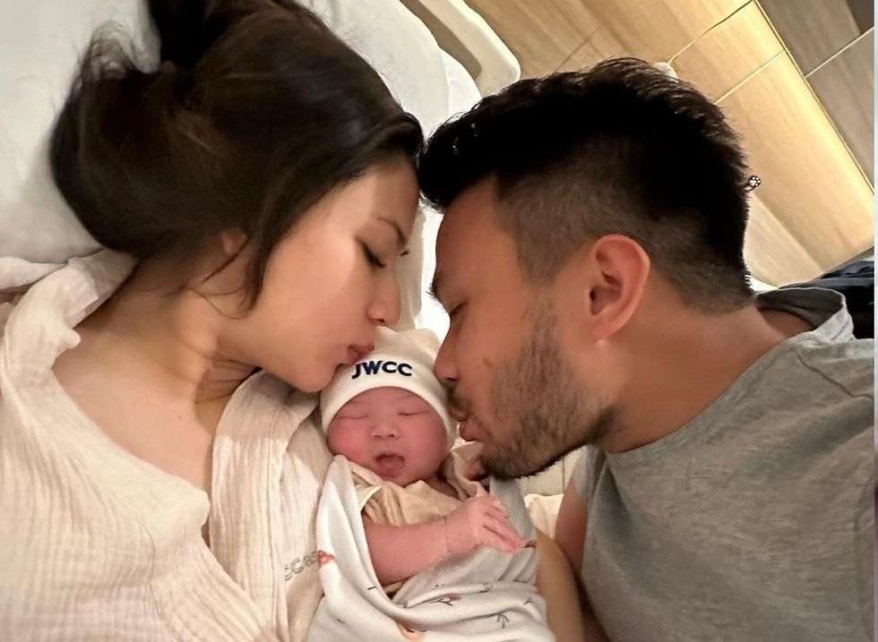 Pasangan Jessica Mila dan Yakup Hasibuan mencium putri pertamanya. Lahir Rabu 20 Maret 2024. (Foto: Instagram @yakuphasibuan)