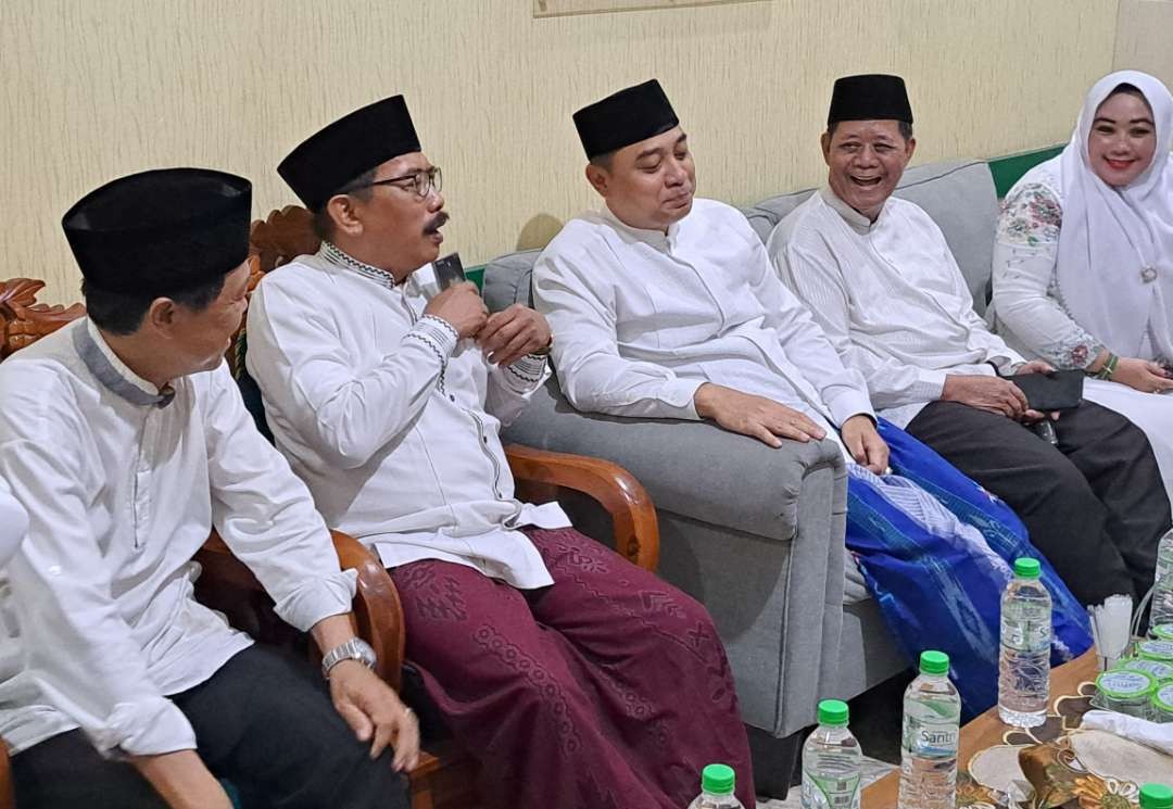 Walikota Surabaya, Eri Cahyadi saat berkunjung ke kantor DPC PKB Ketintang, Surabaya. (Foto: Pita Sari/Ngopubareng.id)