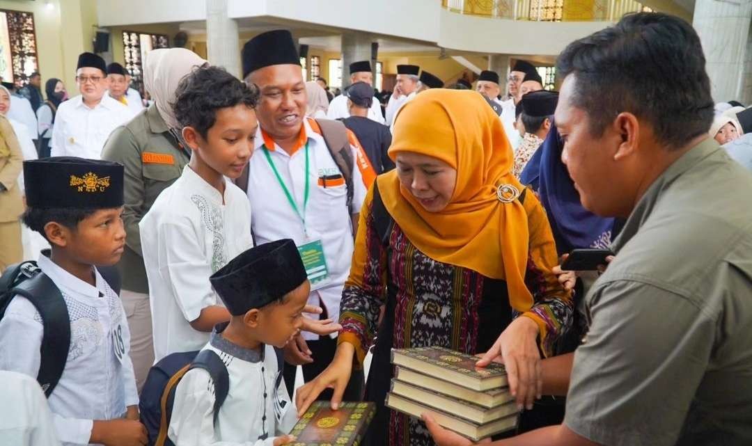 Ketua Umum PP Muslimat NU, Hj Khofifah Indar Parawansa bersama anak-anak yatim, saat menyerahkan hadiah Al-Quran di bulan Ramadan. (Foto:dok/ngopibareng.id)