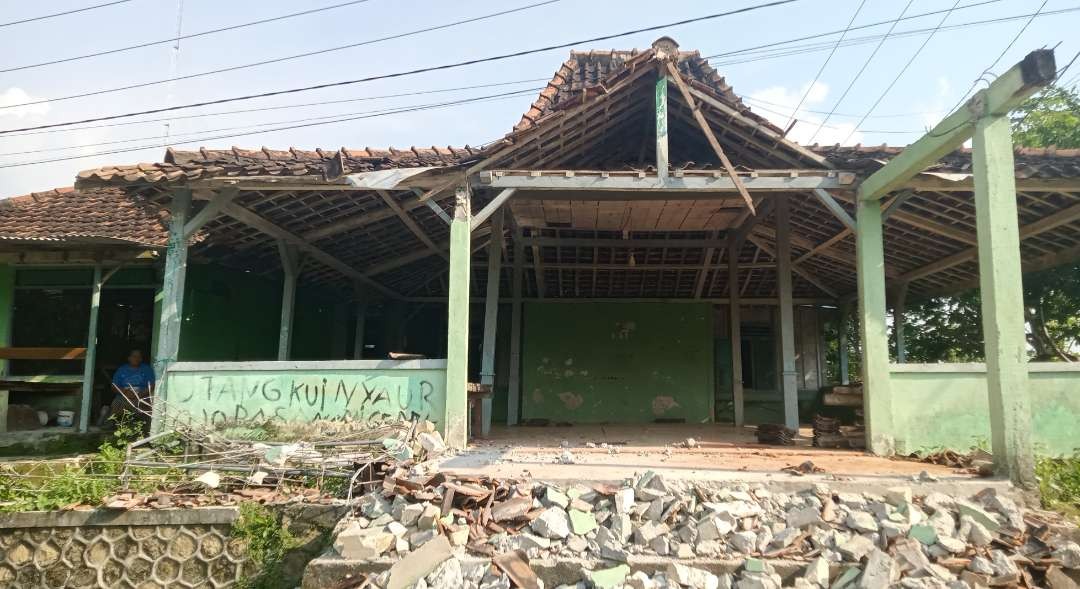 Balai Desa lama Desa Dagangan, Kecamatan Parengan, Kabupaten Tuban rusak akibat gempa bumi (Foto: Khoirul Huda/Ngopibareng.id)