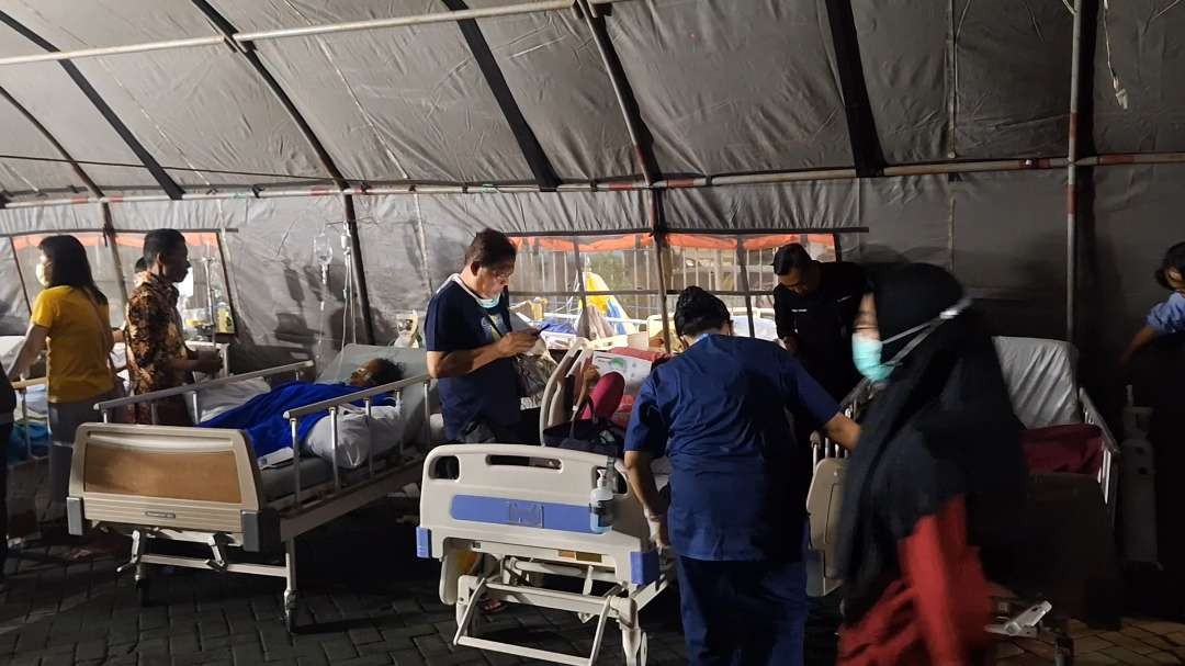 Pasien yang terbaring di tempat tidur, dievakuasi oleh pihak RS Unair ke tenda darurat BPBD Kota Surabaya. (Foto: Julianus Palermo/Ngopibareng.id)