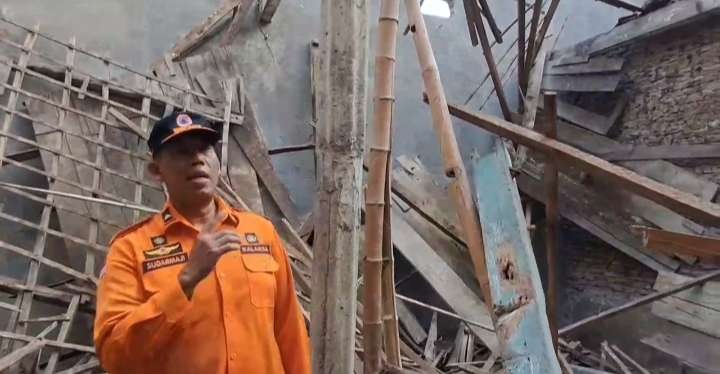 Kepala Pelaksana BPBD kabupaten Tuban, Sudarmaji saat mengecek lokasi rumah yang mengalami kerusakan akibat gempa (dok. BPBD Tuban)
