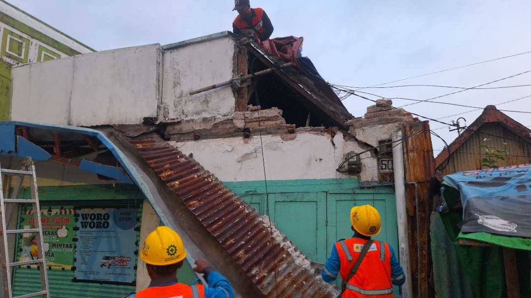 Potret sebuah bangunan yang roboh di Jalan Ngaglik, Simokerto, Surabaya, akibat gempa berkekuatan 6,5 Magnitudo. (Foto: Julianus Palermo/Ngopibareng.id)