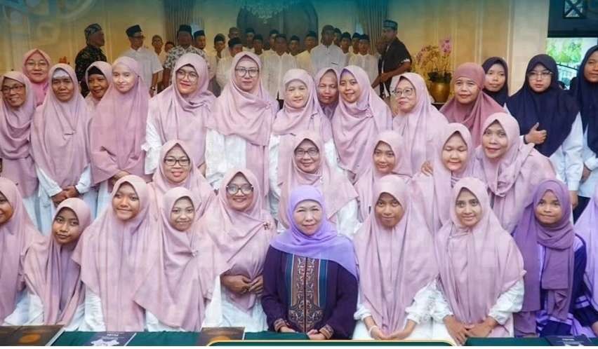Ketua Umum PP Muslimat NU, Hj Khofifah Indar Parawansa bersama kawula muda Muslimah. (Foto:dok/ngopibareng.id)