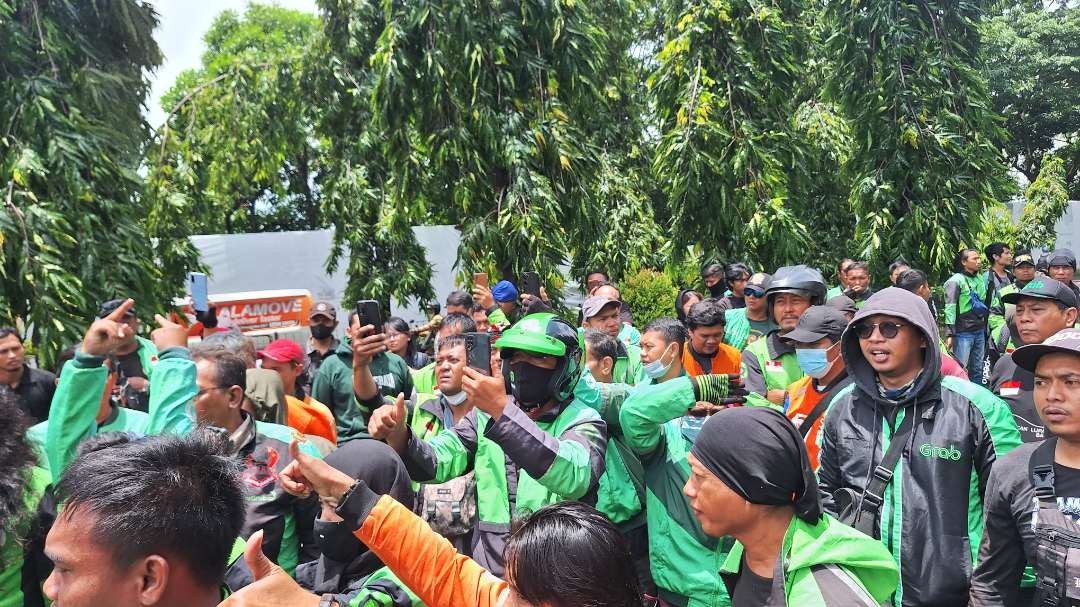 Ratusan pengemudi ojek online (ojol), saat demonstrasi menuntut parkir gratis, di Apartemen Puncak Kertajaya, Sukolilo, Surabaya. (Foto: Julianus Palermo/Ngopibareng.id)