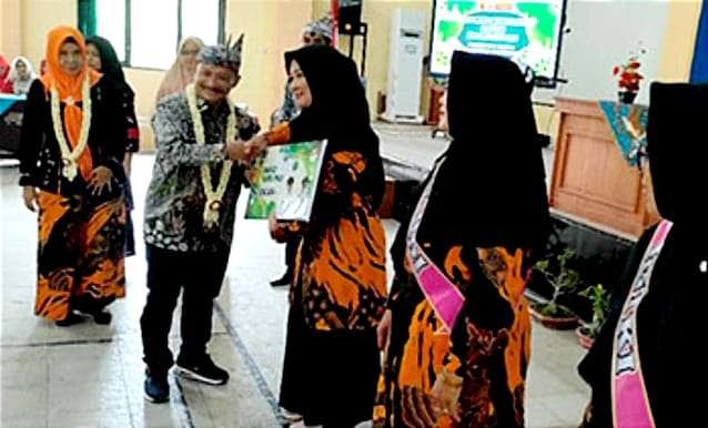 Kenaikan bantuan honor guru PAUD/TK di Situbondo pada 2024 diserahkan secara simbolis oleh Bupati Karna Suswandi di Kecamatan Panji. (Foto: Dok. Diskominfo Situbondo)