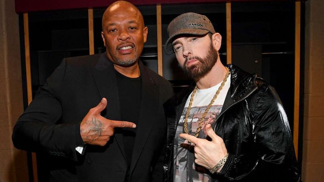 Informasi rapper Eminem (kanan) akan rilis album baru dibocorkan sang produser, Dr Dre. (Foto: People)