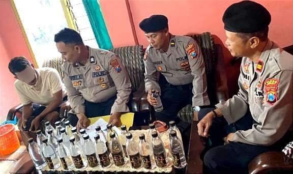 Dua puluhan botol miras arak Bali siap edar diamankan di Polres Situbondo. (Foto:Guido/Ngopibareng.id)