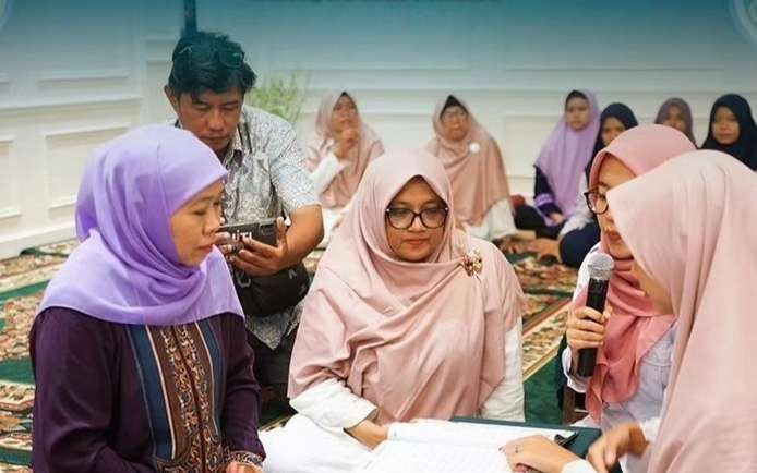 Ketua Umum PP Muslimat NU Hj Khofifah Indar Parawansa bersama para pembaca Al-Quran. (Foto:dok/ngopibareng.id)