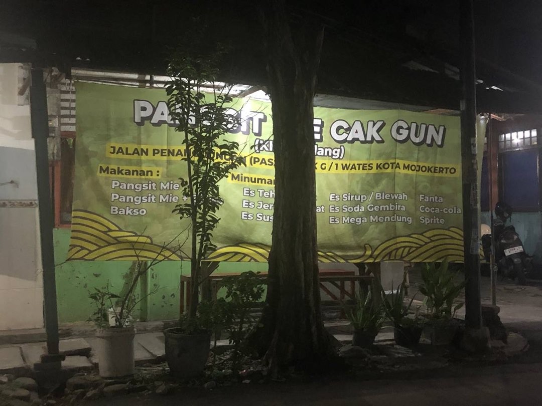 Tampak depan Warung Pangsit Cak Gun. (Foto: Yashinta Dwi Anggraeni/Ngopibareng.id)
