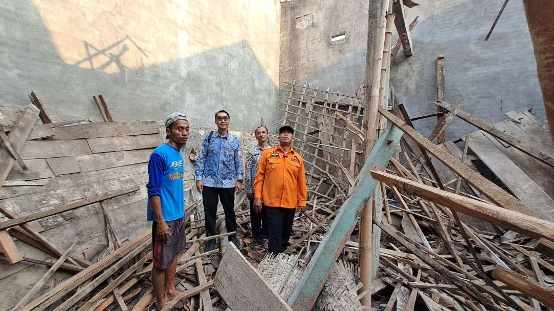 Badan Penanggulangan Bencana Daerah (BPBD) Kabupaten Tuban melakukan pengecekan di lokasi rumah rusak. (Foto: Dokumentasi BPBD Tuban)