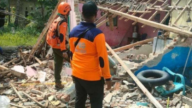 Sebuah rumah di Gresik roboh akibat goncangan gempa Tuban. (FOto: Dok BNPB)