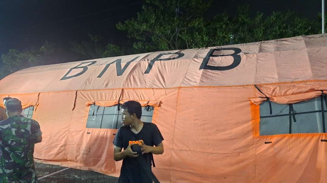 Tenda yang didirikan BPBD Kota Surabaya, di halaman RS Universitas Airlangga, Jumat 22 Maret 2024. (Foto: Julianus Palermo/Ngopibareng.id)