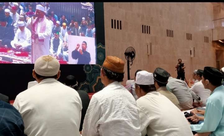 Jamaah salat jumat dari penyandang tuna rungu di Masjid Istiqlal dapat mengikuti khotbah melalui penerjemah lewat layar monitor (Foto:  Asmanu Sudarso/ngopibareng.id)