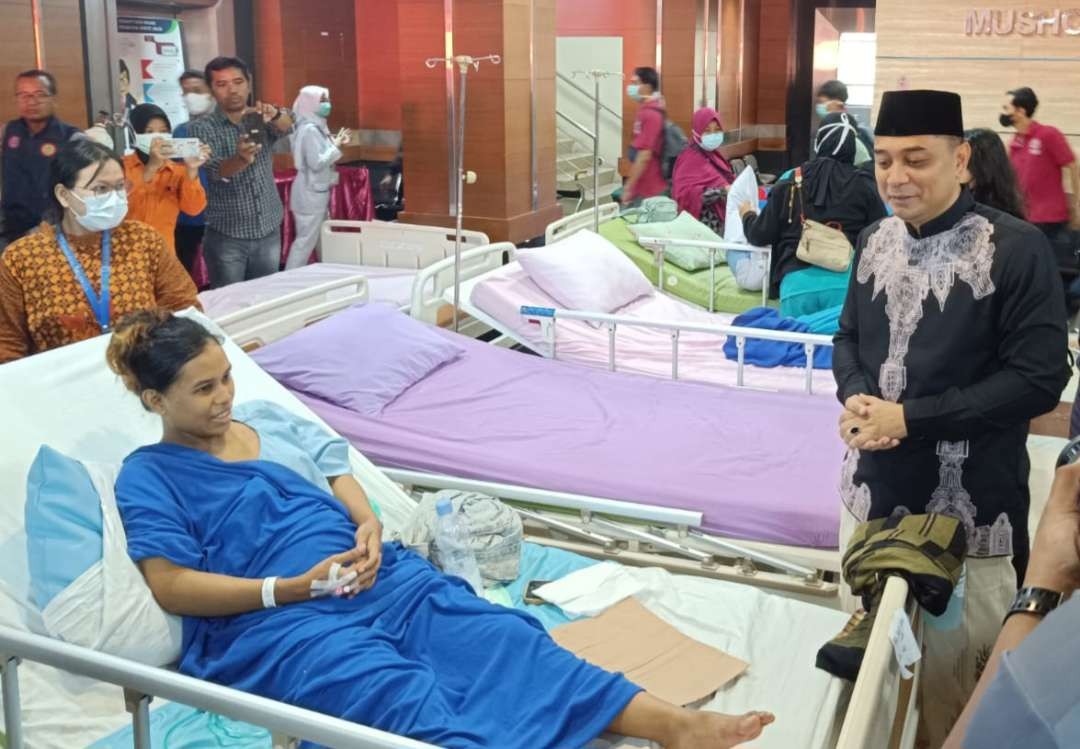 Walikota Surabaya, Eri Cahyadi saat mengunjungi pasien terdampak gempa Tuban di RS Unair, Sabtu 23 Maret 2024. (Foto: Pita Sari/Ngopibareng.id)