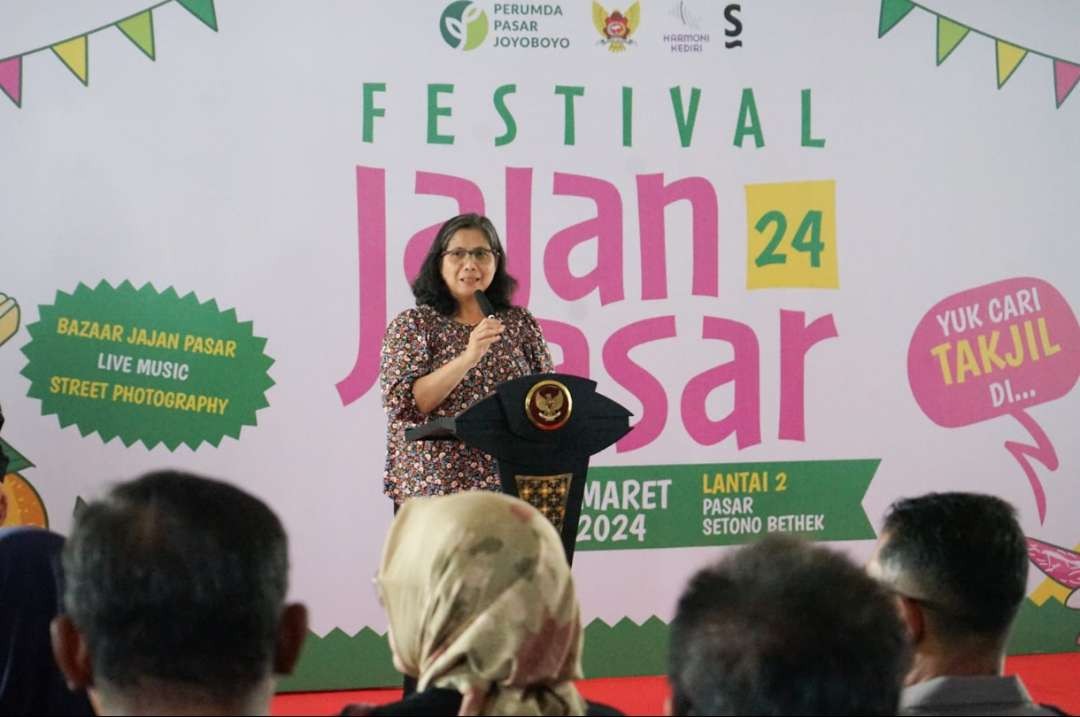 Pj Walikota Kediri Zanariah membuka sekaligus belanja jajanan pasar pada Festival Jajan Pasar 2024, yang diselenggarakan di Lantai 2 Pasar Setono Betek. (Foto: Istimewa)