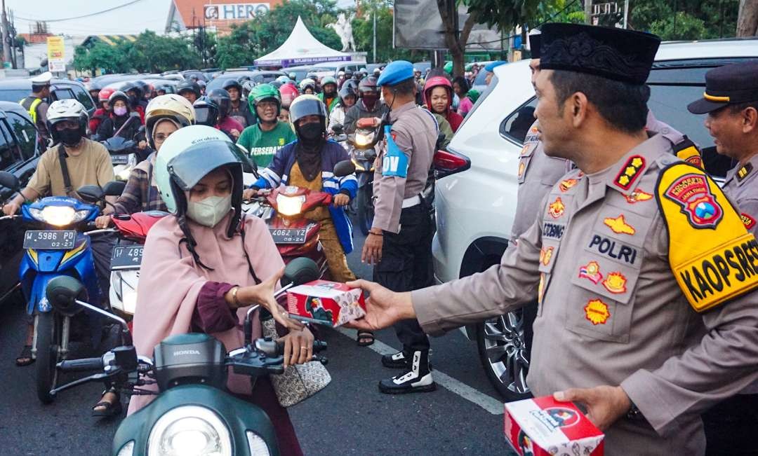 Kapolresta Sidoarjo bagikan takjil kepada pengguna jalan. (Foto: Aini/Ngopibareng.id)