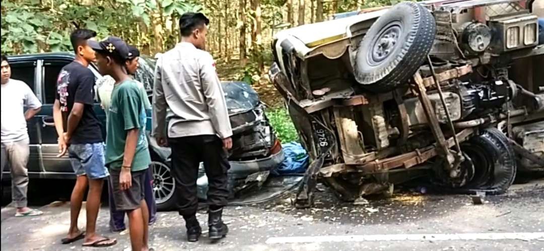 Kecelakaan Lalulintas antara truk dan mobil kijang di Jalan Merakurak-Montong (Foto: Dok Polres Tuban)